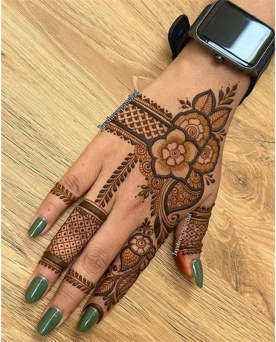 Traditional Scroll With Highlight Covering Back Hand Mehndi Design Traditional Scroll With Highlight Covering Back Hand Mehndi Design